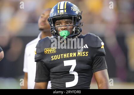 30. SEPTEMBER 2023: Southern Miss Golden Eagles Running Back Frank Gore Jr. (3) verschnappt sich während eines College-Fußballspiels zwischen den Southern Miss Golden Eagles und den Texas State Bobcats im M. M. Roberts Stadium in Hattiesburg, Mississippi. Bobby McDuffie/CSM Stockfoto