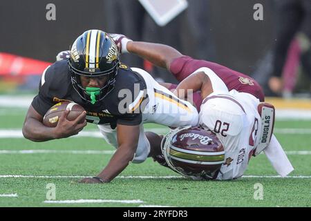 30. SEPTEMBER 2023: Die Texas State Bobcats Safety Kaleb Culp (20) begeht die Southern Miss Golden Eagles, die Frank Gore Jr. (3) während eines College-Fußballspiels zwischen den Southern Miss Golden Eagles und den Texas State Bobcats im M.M. Roberts Stadium in Hattiesburg, Mississippi, zurück laufen. Bobby McDuffie/CSM Stockfoto