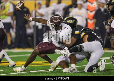 SEPTEMBER 30, 2023: Texas State Bobcats Quarterback TJ Finley (7) wird von der Southern Miss Golden Eagles Safety Jay Stanley (7) angegriffen, wodurch er die Kontrolle über den Ball während eines College-Fußballspiels zwischen den Southern Miss Golden Eagles und den Texas State Bobcats im M. M. Roberts Stadium in Hattiesburg, Mississippi, verlor. Bobby McDuffie/CSM (Bild: © Bobby McDuffie/Cal Sport Media) Stockfoto