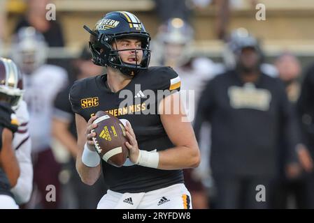 30. SEPTEMBER 2023: Der South Miss Golden Eagles Quarterback Billy Wiles (8) verfällt während eines College-Fußballspiels zwischen den Southern Miss Golden Eagles und den Texas State Bobcats im M. M. Roberts Stadium in Hattiesburg, Mississippi. Bobby McDuffie/CSM Stockfoto