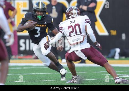 30. SEPTEMBER 2023: Southern Miss Golden Eagles Running Back Frank Gore Jr. (3) versucht, die Sicherheit der Texas State Bobcats Kaleb Culp (20) während eines College-Fußballspiels zwischen den Southern Miss Golden Eagles und den Texas State Bobcats im M. M. Roberts Stadium in Hattiesburg, Mississippi, kennenzulernen. Bobby McDuffie/CSM Stockfoto