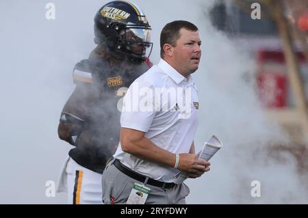 30. SEPTEMBER 2023: Der Cheftrainer der Southern Miss Golden Eagles will Hall läuft mit seinem Team aus, bevor ein College-Fußballspiel zwischen den Southern Miss Golden Eagles und den Texas State Bobcats im M. M. Roberts Stadium in Hattiesburg, Mississippi, beginnt. Bobby McDuffie/CSM Stockfoto