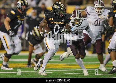 30. SEPTEMBER 2023: South Miss Golden Eagles Running Back Dreke Clark (0) nimmt sich bei einem College-Fußballspiel zwischen den Southern Miss Golden Eagles und den Texas State Bobcats im M.M. Roberts Stadium in Hattiesburg, Mississippi, an. Bobby McDuffie/CSM Stockfoto