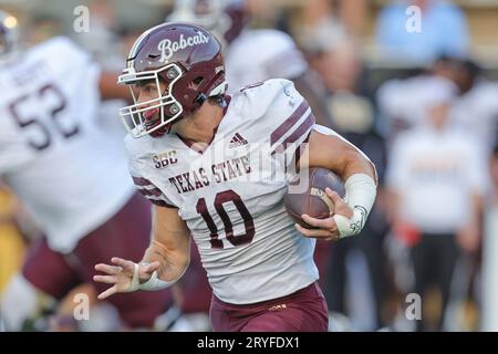 30. SEPTEMBER 2023: Der Texas State Bobcats Wide Receiver Joey Hobert (10) macht einen Fang während eines College-Fußballspiels zwischen den Southern Miss Golden Eagles und den Texas State Bobcats im M.M. Roberts Stadium in Hattiesburg, Mississippi. Bobby McDuffie/CSM Stockfoto