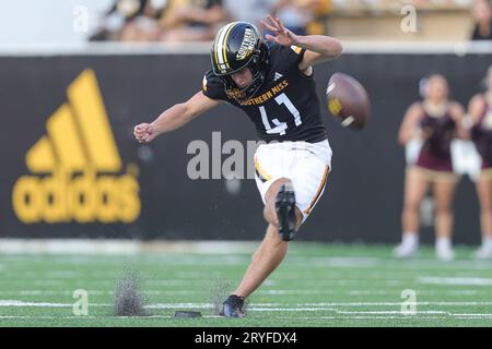 30. SEPTEMBER 2023: Der südliche Miss Golden Eagles Place Kicker Connor Gibbs (41) startet während eines College-Fußballspiels zwischen den Southern Miss Golden Eagles und den Texas State Bobcats im M. M. Roberts Stadium in Hattiesburg, Mississippi. Bobby McDuffie/CSM Stockfoto