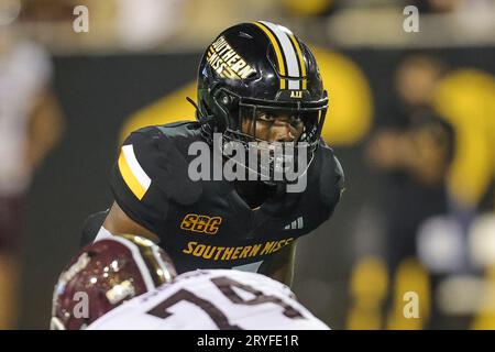 30. SEPTEMBER 2023: Der Southern Miss Golden Eagles Cornerback MJ Daniels (11) hält den Blick auf den Quarterback während eines College-Fußballspiels zwischen den Southern Miss Golden Eagles und den Texas State Bobcats im M. M. Roberts Stadium in Hattiesburg, Mississippi. Bobby McDuffie/CSM Stockfoto