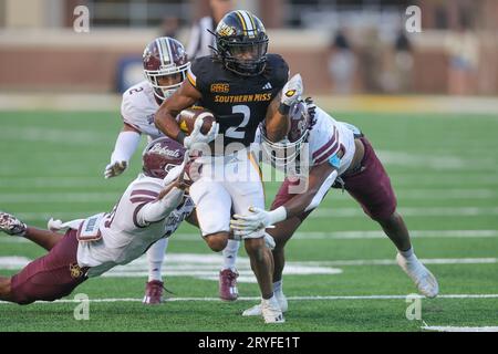 30. SEPTEMBER 2023: South Miss Golden Eagles Running Back Chandler Pittman (2) wird von drei Texas State Defenders während eines College-Fußballspiels zwischen den Southern Miss Golden Eagles und den Texas State Bobcats im M.M. Roberts Stadium in Hattiesburg, Mississippi, angegriffen. Bobby McDuffie/CSM Stockfoto