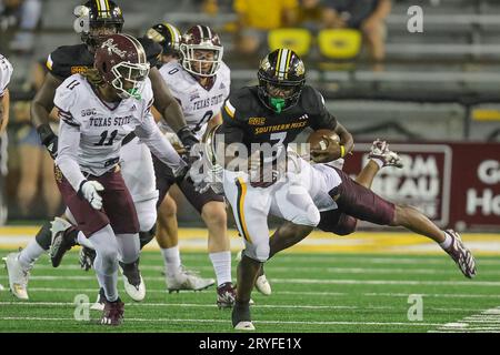 30. SEPTEMBER 2023: Southern Miss Golden Eagles Running Back Frank Gore Jr. (3) holt sich einen ersten Abstieg während eines College-Fußballspiels zwischen den Southern Miss Golden Eagles und den Texas State Bobcats im M. M. Roberts Stadium in Hattiesburg, Mississippi. Bobby McDuffie/CSM Stockfoto