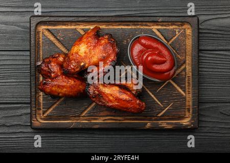 Barbecue-Hühnchen-Büffelflügelsauce auf Holz Stockfoto