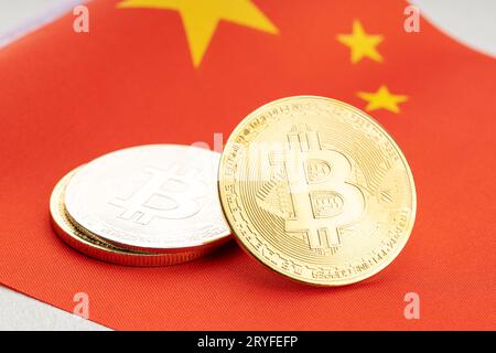 Bitcoin-Kryptowährungsmünzen auf der Nationalflagge Chinas. Krypto-Gesetz-Regulierung Konzept Stockfoto