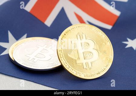 Bitcoin-Kryptowährungsmünzen auf der australischen Nationalflagge. Krypto-Gesetz-Regulierung Konzept Stockfoto