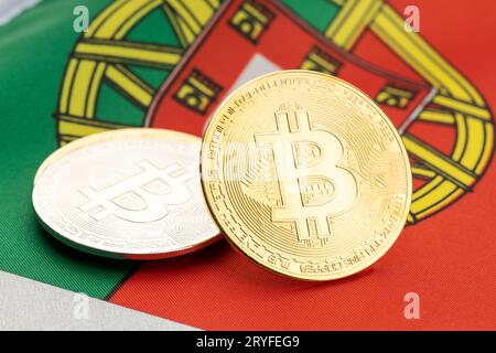 Bitcoin-Kryptowährungsmünzen auf der Nationalflagge Portugals. Krypto-Gesetz-Regulierung Konzept Stockfoto