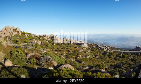 Blick auf die Landschaft mit Fischaugenlinse vom Gipfel des Mt. Wellington Tasmania. Doleritgesteine, die in der Landschaft verstreut sind und von alpinen Pflanzen durchsetzt sind Stockfoto