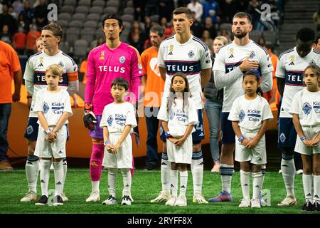 Vancouver, Kanada. September 2023 30. Vancouver, British Columbia, Kanada, 30. September 2023: Ryan Gauld (25 Vancouver Whitecaps FC), Yohei Takaoka (18 Vancouver Whitecaps FC), Ranko Veselinovic (4 Vancouver Whitecaps FC) und Tristan Blackmon (6 Vancouver Whitecaps FC) stehen Sie für die Nationalhymnen vor dem Major League Soccer Match zwischen Vancouver Whitecaps FC und D.C. United im BC Place Stadium in Vancouver, British Columbia, Kanada (NUR REDAKTIONELLE VERWENDUNG). (Amy Elle/SPP) Credit: SPP Sport Press Photo. Alamy Live News Stockfoto