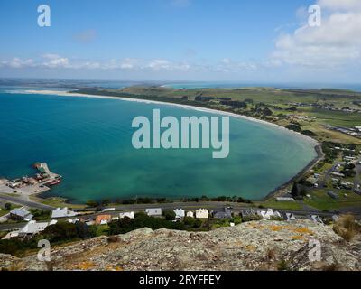 Blick in Richtung Osten von The Nut in Stanley Tasmanien. Die Stadt Stanley und der Hafen direkt darunter. Das Meer ist herrlich türkisblau, der See dahinter Stockfoto