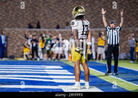 Am 30. September 2023 feiert Notre Dame Fighting Irish Wide Receiver Rico Flores Jr. (17) die zwei-Punkte-Konvertierung gegen die Duke Blue Devils im vierten Quartal des ACC Football Matchups im Wallace Wade Stadium in Durham, NC. (Scott Kinser/CSM) Stockfoto