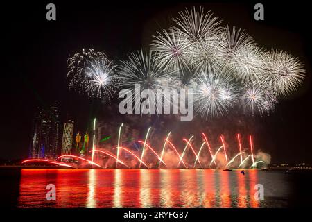 Feuerwerk erhellt den Himmel im Rahmen der Feierlichkeiten zum Goldenen Jubilee der VAE 50th in Abu Dhabi Stockfoto