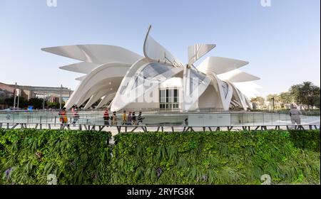 Dubai, VAE - 24. März 2022: Einzigartiges Design des Pavillons der Vereinigten Arabischen Emirate auf der Expo2020 in Dubai, bei dem Besucher herumlaufen Stockfoto