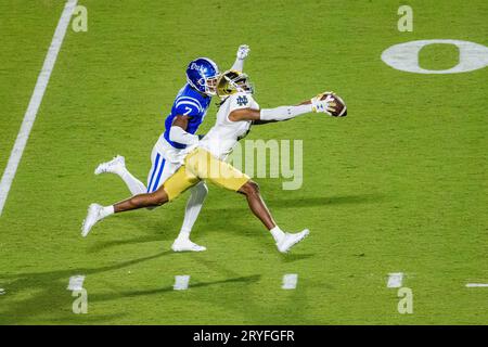 30. September 2023: Notre Dame Fighting Irish Wide Receiver Tobias Merriweather (5) kann im ersten Quartal des ACC Football Matchups im Wallace Wade Stadium in Durham, NC, den Fang gegen den Cornerback Al Blades Jr. (7) der Duke Blue Devils nicht machen. (Scott Kinser/CSM) (Bild: © Scott Kinser/Cal Sport Media) Stockfoto