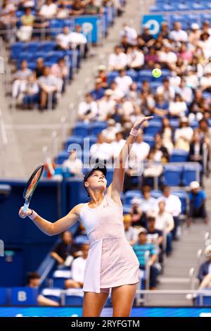 Tokio, Japan. Oktober 2023. Veronika KUDERMETOVA (RUS) tritt gegen Jessica PEGULA (USA) im Finale des Toray Pan Pacific Open Tennis Tournament 2023 im Ariake Coliseum an. Das Turnier findet vom 25. September bis zum 1. Oktober statt. (Bild: © Rodrigo Reyes Marin/ZUMA Press Wire) NUR REDAKTIONELLE VERWENDUNG! Nicht für kommerzielle ZWECKE! Stockfoto