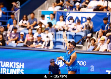 Tokio, Japan. Oktober 2023. Jessica PEGULA (USA) tritt gegen Veronika KUDERMETOVA (RUS) im Finale des Toray Pan Pacific Open Tennis Tournament 2023 im Ariake Coliseum an. Das Turnier findet vom 25. September bis zum 1. Oktober statt. (Bild: © Rodrigo Reyes Marin/ZUMA Press Wire) NUR REDAKTIONELLE VERWENDUNG! Nicht für kommerzielle ZWECKE! Stockfoto