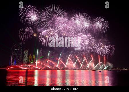 Feuerwerk erhellt den Himmel im Rahmen der Feierlichkeiten zum Goldenen Jubilee der VAE 50th in Abu Dhabi Stockfoto