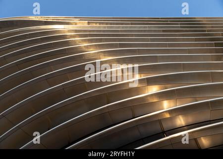 Dubai, VAE - 15. November 2021: Mobilitätspavillon-Fassade, abstrakte Außenstruktur in moderner Architektur Stockfoto