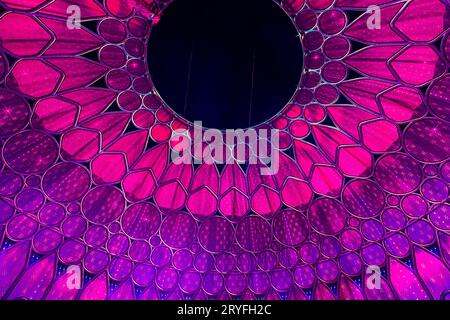 Dubai, VAE - 4. November 2021: Al Wasl Plaza leuchtet auf der Expo 2020 in sehr peri Farben. Pantone Farbe des Jahres 2022. Stockfoto