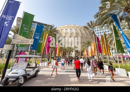 Dubai, VAE - 24. März 2022: Menschen laufen tagsüber in Richtung Al Wasl Plaza auf der Expo 2020 in Dubai Stockfoto