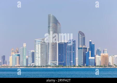 Abu Dhabi Stadtbild während des hellen, sonnigen Tages Stockfoto