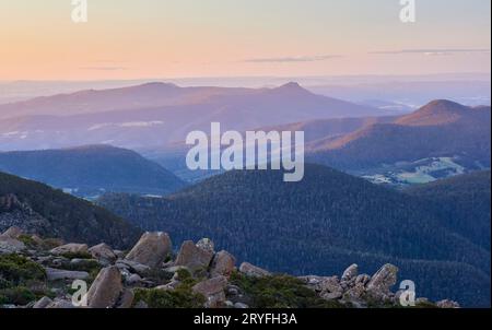 Blick vom Gipfel von Kunanyi, Mt. Wellington Hobart Tasmanien, mit Blick auf das Derwent-Tal und die umliegenden Hügel. Dunst in der Ferne. Stockfoto