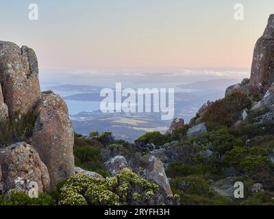 Blick vom Gipfel von Kunanyi, Mt. Wellington Hobart Tasmanien, mit Blick auf das Derwent-Tal und die umliegenden Hügel. Dunst in der Ferne. Stockfoto