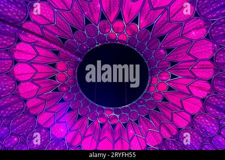 Dubai, VAE - 4. November 2021: Al Wasl Plaza leuchtet in sehr peri Farben auf der Expo 2020 in Dubai Stockfoto