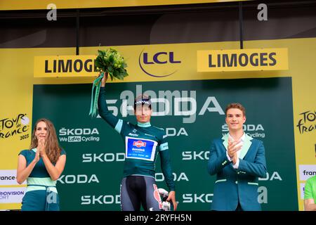 Limoges, Frankreich. Juli 2023. Der belgische Radrennfahrer Jasper Philipsen vom Alpecin-Deceuninck-Team erhält das grüne Trikot für den besten Sprinter auf arriva Stockfoto