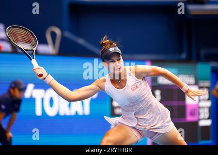 Tokio, Japan. Oktober 2023. Veronika KUDERMETOVA (RUS) in Aktion gegen Jessica PEGULA (USA) während des Finalspiels des Toray Pan Pacific Open Tennis Tournament 2023 im Ariake Coliseum. Das Turnier findet vom 25. September bis zum 1. Oktober statt. (Bild: © Rodrigo Reyes Marin/ZUMA Press Wire) NUR REDAKTIONELLE VERWENDUNG! Nicht für kommerzielle ZWECKE! Stockfoto