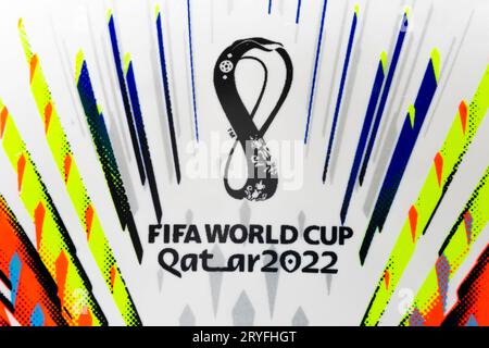 Lusail, Katar. 9. April 2022. Eine Makro-Nahaufnahme eines Logos einer FIFA Fußball-Weltmeisterschaft Katar 2022 Adidas Al Rihla Football Stockfoto