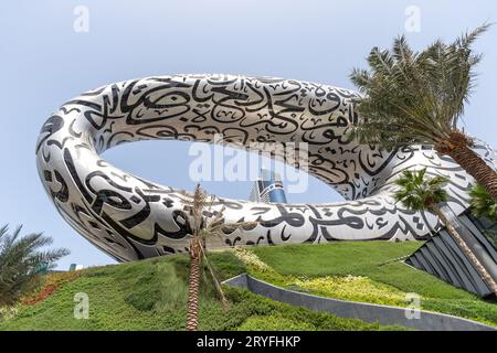 Dubai, VAE - 28. März 2022: Moderne Fassade des berühmten Museums der Zukunft in Dubai während des Tages Stockfoto