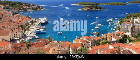 Panoramablick auf den Hafen von Hvar mit Adria und Booten, Kroatien Stockfoto