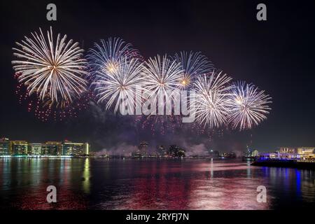 Feuerwerk über dem See in Yas Bay für Eid-Feiern in Abu Dhabi Stockfoto