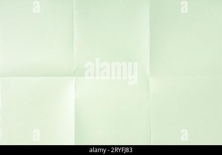 Hellgrüner, zerknitterter, ungefalzter Papierbogen-Texturhintergrund. Papier in sechs gefaltet. Vollformat Stockfoto