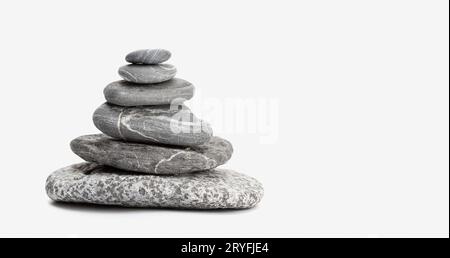 Balanced Stones isoliert auf weißem Hintergrund mit Kopierbereich. Ausbalancieren Von Kieselsteinen. Konzept der Lebensbalance und Harmonie Stockfoto