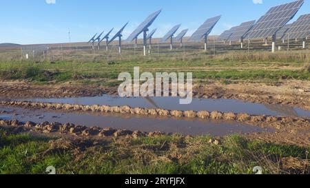 Sonnenkollektorfeld für nachhaltige Energie Stockfoto