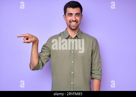 Fröhlicher tauber Stumm-Mann, der nach rechts, links zeigt, Porträt-Körpersprache in Nahaufnahme, kommt hierher Stockfoto