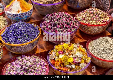 Vielfalt an arabischen Gewürzen und getrockneten Blumen auf dem traditionellen Markt in Dubai Stockfoto