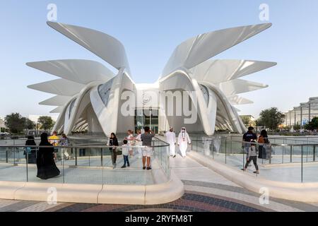 Dubai, VAE - 24. März 2022: Einzigartiges Design des Pavillons der Vereinigten Arabischen Emirate auf der Expo2020 in Dubai, Besucher laufen herum Stockfoto