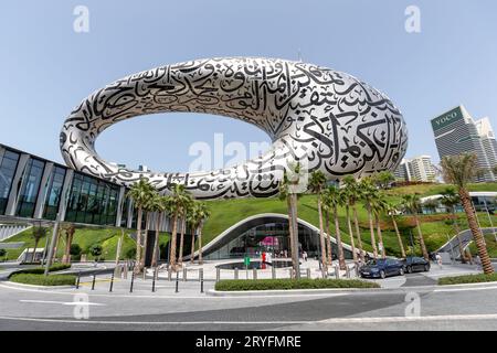 Dubai, VAE - 28. März 2022: Vordereingang des Museums der Zukunft in Dubai Stockfoto