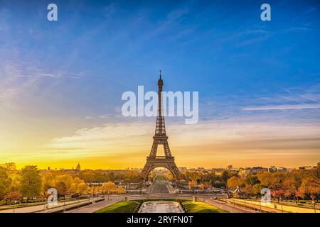 Paris Frankreich Sonnenaufgang über der Skyline der Stadt am Eiffelturm und den Trocadero-Gärten Stockfoto