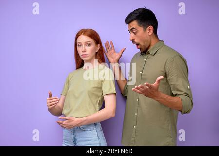 Taub stumme rothaarige Frau, die ihrem Freund sagt, dass sie schwanger ist, Mann mit erhobenen Armen freut sich, diese Nachricht zu hören, Glück, Reaktionsfamilie, Goo Stockfoto