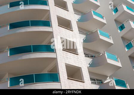 Hintergrundbild eines Teils der Fassade mit Balkonen und Fenstern. Stockfoto