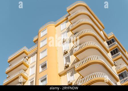 Ecke eines modernen europäischen Wohngebäudes. Stockfoto